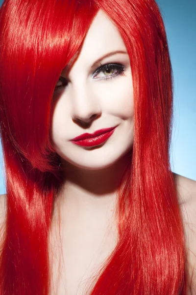 Hermoso retrato de mujer con cabello rojo brillante —  Fotos de Stock