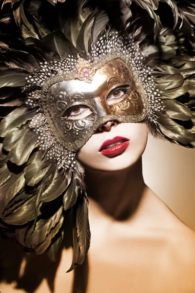 Красивая женщина в венецианской маске — стоковое фото