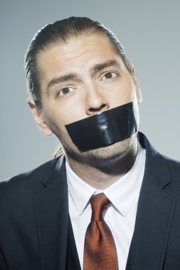 adam bantlanmış ağızlı