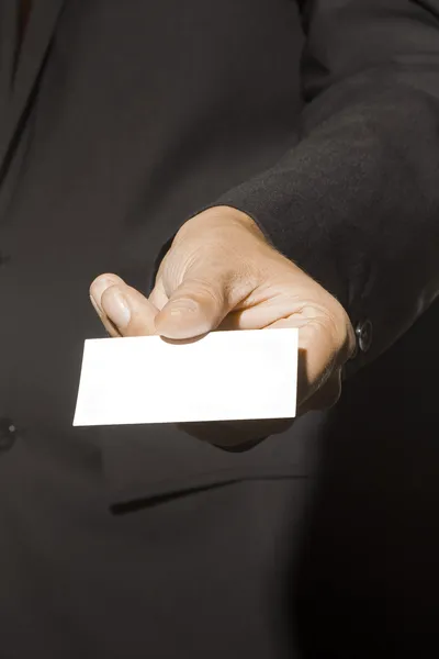 Ο άνθρωπος των επιχειρήσεων κατέχει μια επαγγελματική κάρτα — Φωτογραφία Αρχείου