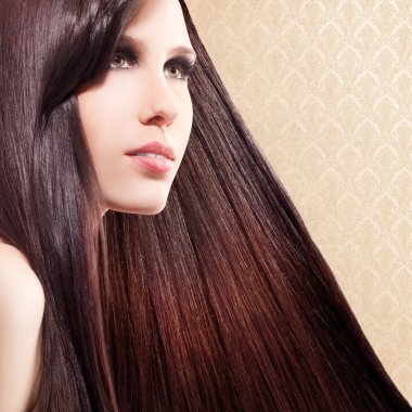 uzun bakımlı saçlı güzel kadın