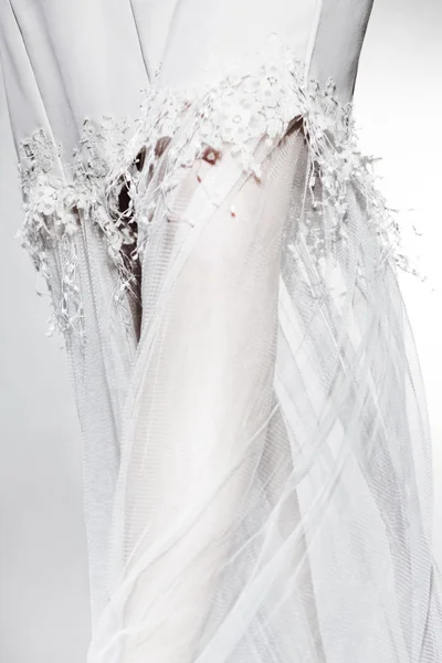 Красивые женские ноги в свадебном платье — стоковое фото