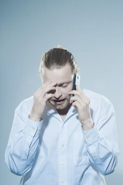 Veldig sint mann på telefon – stockfoto