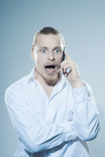 Hombre muy enojado en el teléfono — Foto de Stock