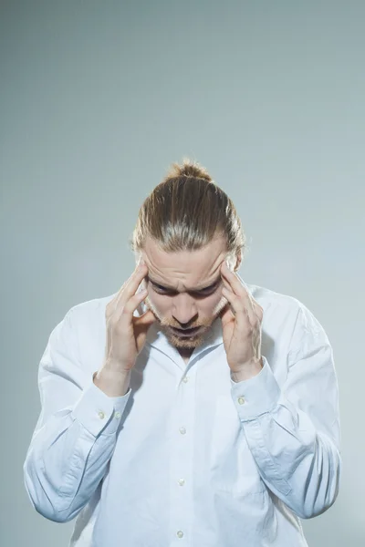 Homme avec maux de tête — Photo