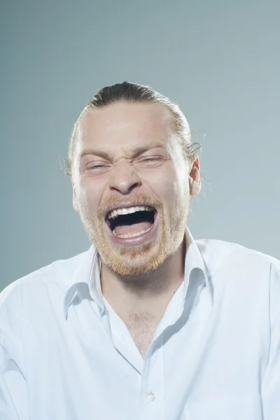 Lachender junger Mann — Stockfoto