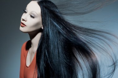 uzun bakımlı saçlı güzel kadın