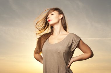 güzel ve mutlu bir kadın gündoğumu arka plan önünde