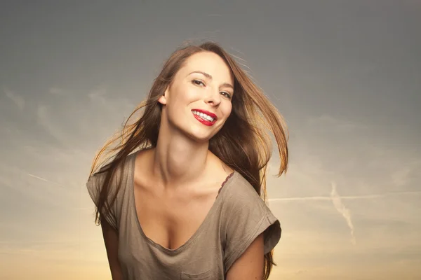 Beautiful en happy vrouw voor zonsopgang achtergrond — Stockfoto