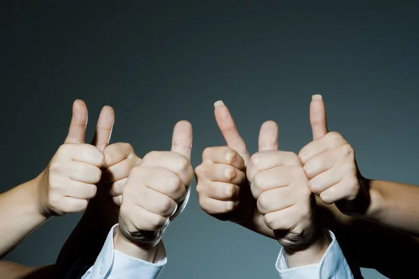 Gruppen håller tummen upp — Stockfoto