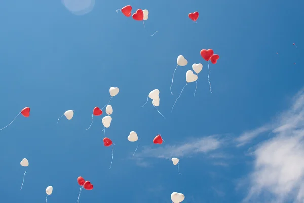 Balões cardíacos no céu — Fotografia de Stock