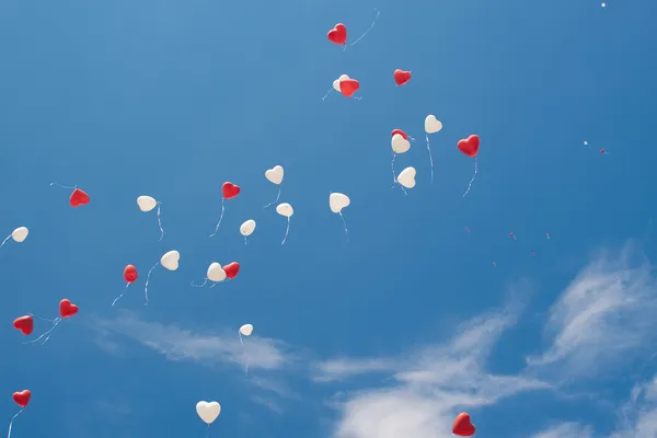 Balões cardíacos no céu — Fotografia de Stock