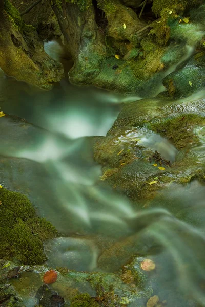 Moosiger Wasserfall — Stockfoto