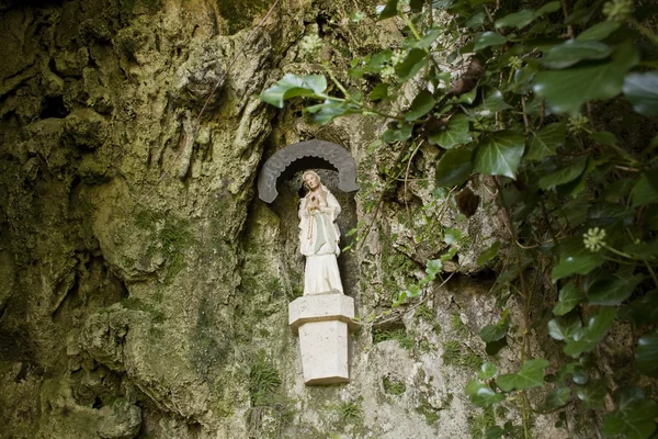 Statua di Maria in una grotta rocciosa — Foto Stock