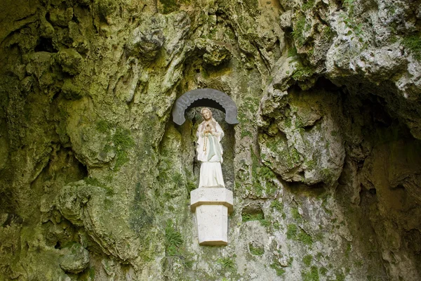 Estatua de María en una gruta de roca —  Fotos de Stock