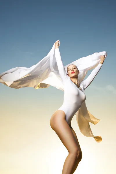 Vacker kvinna dansar i solljus — Stockfoto