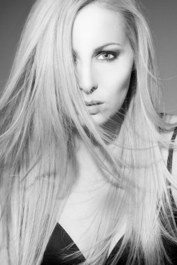 uzun bakımlı saçlı güzel kadın