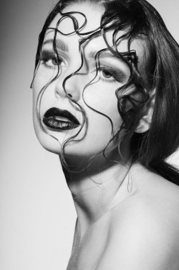 ıslak saçlı güzel genç kadın