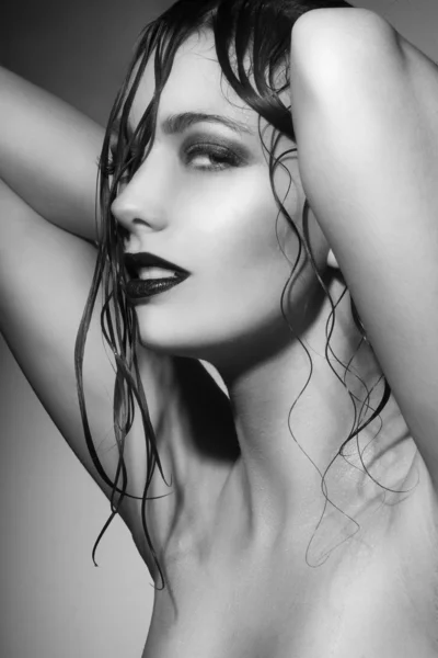 Красивая молодая женщина с мокрыми волосами — стоковое фото