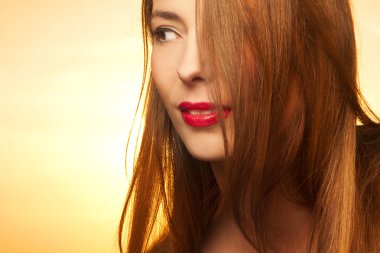 güzel ve mutlu bir genç kadın