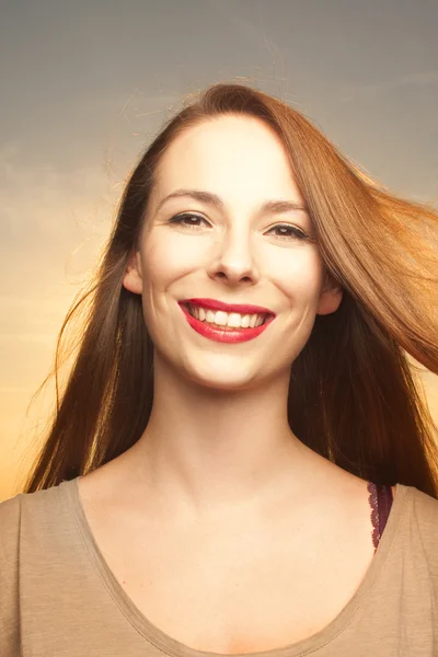 Vacker, glad ung kvinna — Stockfoto