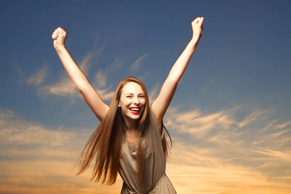 Jovem mulher bonita e feliz à luz do sol — Fotografia de Stock