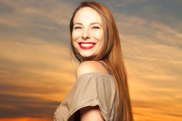 Jovem mulher bonita e feliz à luz do sol — Fotografia de Stock