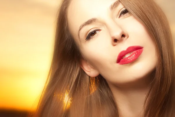 Hermosa, feliz joven mujer en la luz del sol — Foto de Stock