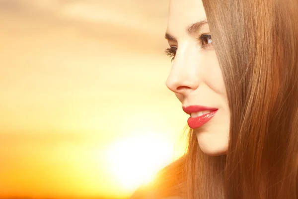 Mujer joven hermosa, feliz en la luz del sol — Φωτογραφία Αρχείου