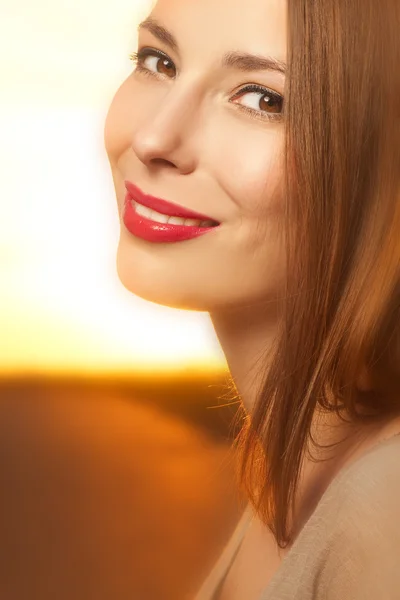 Jovem mulher bonita e feliz à luz do sol — Fotografia de Stock