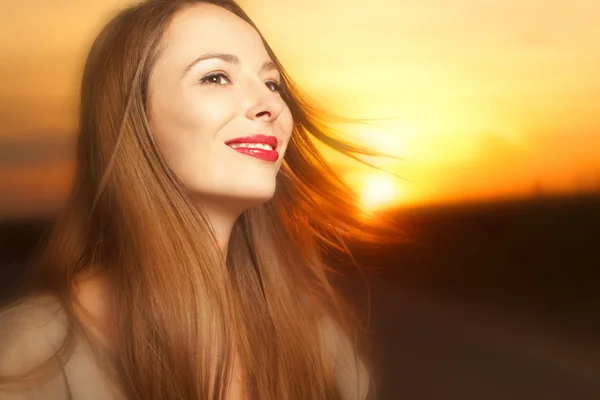 Mujer joven hermosa, feliz en la luz del sol — Φωτογραφία Αρχείου