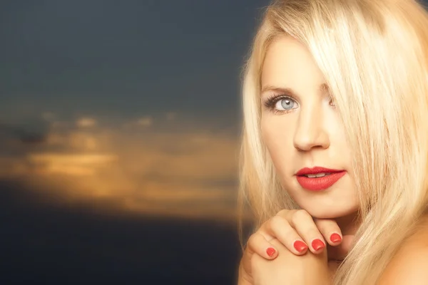 Jovem mulher bonita e feliz à luz do sol — Fotografia de Stock