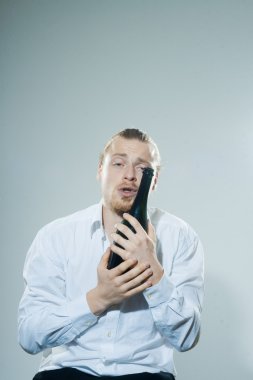 genç adam içki içerken