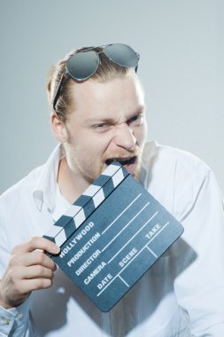 Film tokmağı ile genç adam