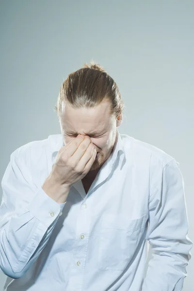 Unge mann er desperat. – stockfoto