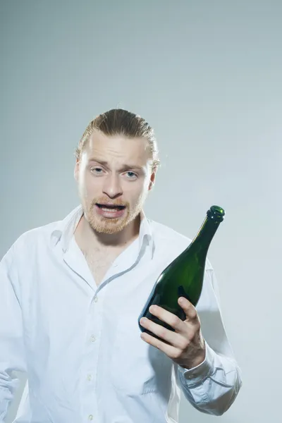 Young man drinking alkohol — Stock Photo, Image