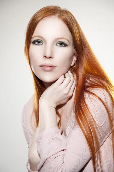 Mooie vrouw met rood haar — Stockfoto