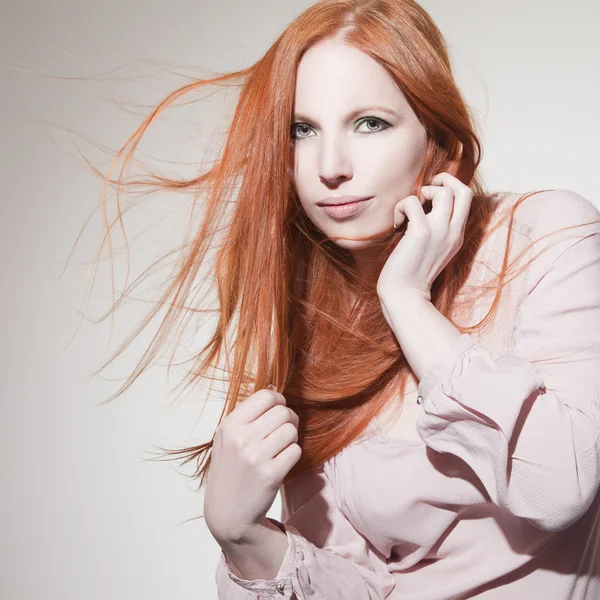 Schöne Frau mit roten Haaren — Stockfoto