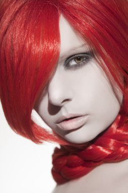 Kızıl saçlı güzel bir kadın.