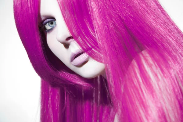 Piękna kobieta z różowymi włosami — Zdjęcie stockowe