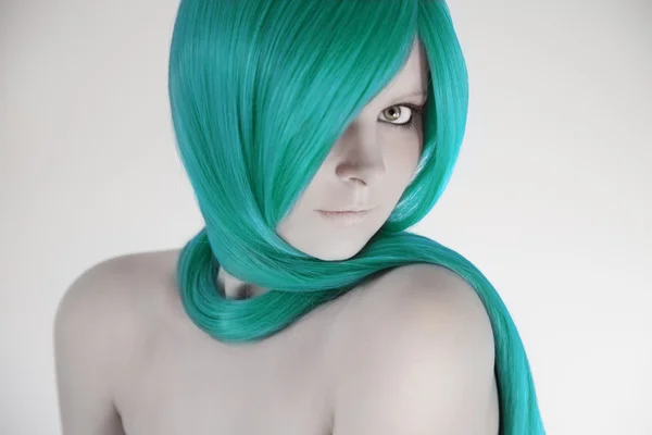 Belle femme aux cheveux turquoise — Photo