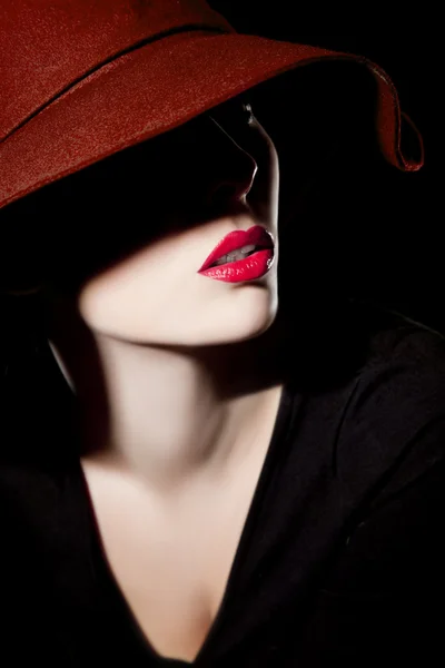 Hermosa mujer con sombrero y labios rojos — Foto de Stock