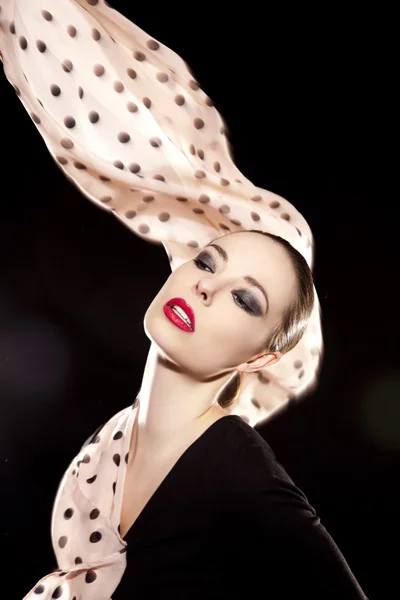 Vacker kvinna med chiffong sjal — Stockfoto