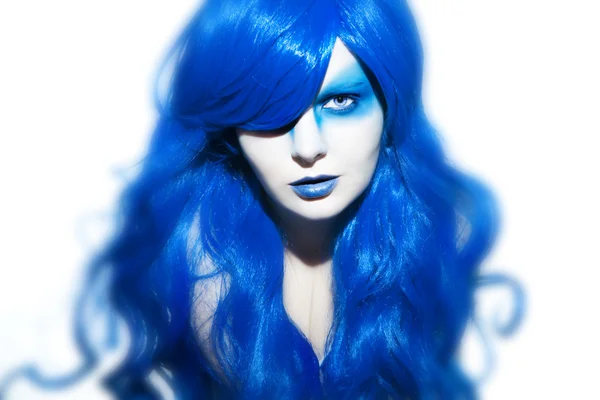 Belle femme aux cheveux bleus et maquillage — Photo