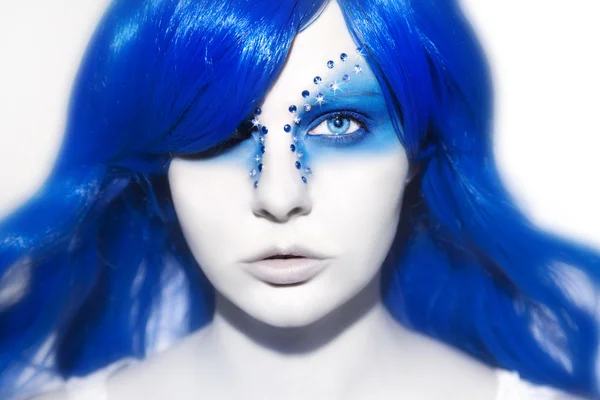Krásná žena s modrými vlasy a make-upu — Stock fotografie