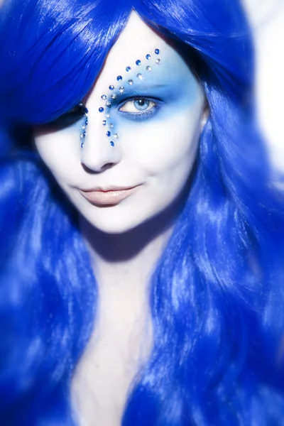 Belle femme aux cheveux bleus et maquillage — Photo