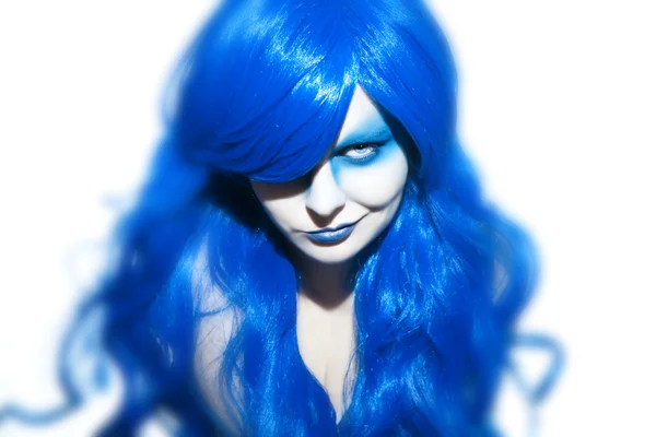 Schöne Frau mit blauen Haaren und Make-up — Stockfoto