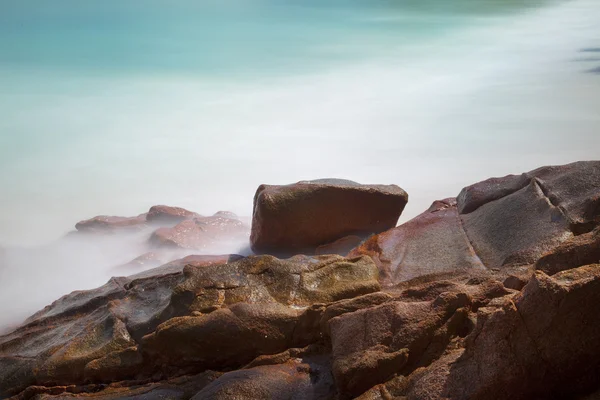 Bella spiaggia con rocce — Foto Stock