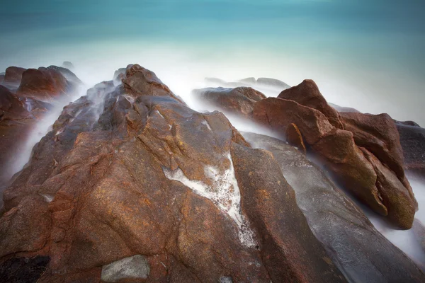 Bella spiaggia con rocce — Foto Stock