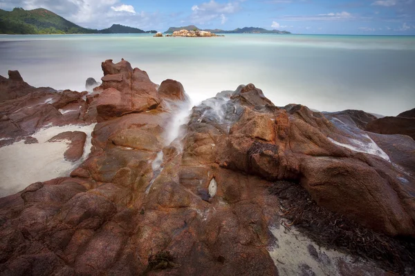 Bella spiaggia con rocce — Foto Stock